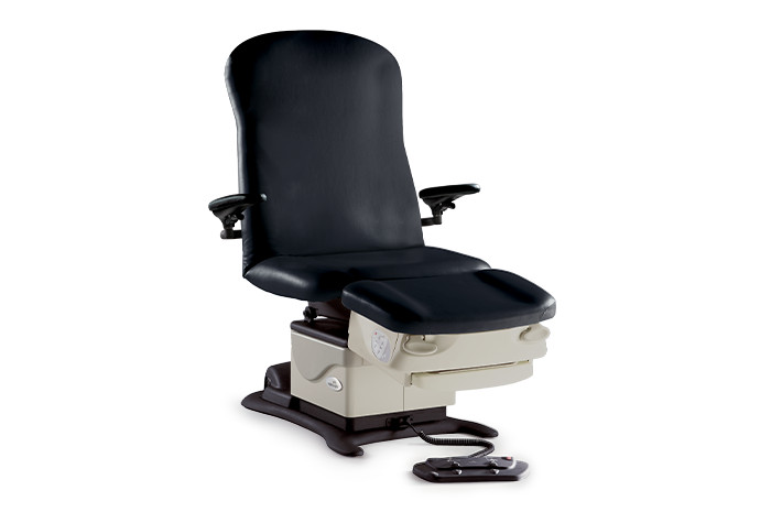 What debris collection feature does the Midmark 646 Podiatry Chair possess?